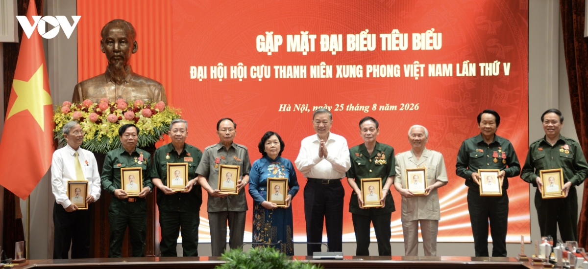 25-08_tong-bi-thu-chu-tich-nuoc-to-lam-tang-qua-luu-niem-cho-cac-cuu-thanh-nien-xung-phong.jpg