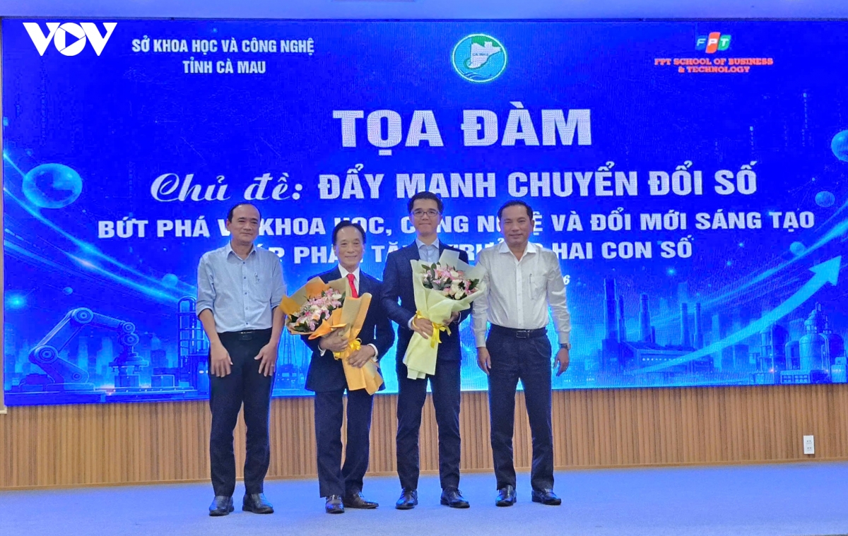 3-dai-dien-co-quan-chuc-nang-tinh-ca-mau-tang-hoa-cam-on-cac-chuyen-gia.jpg