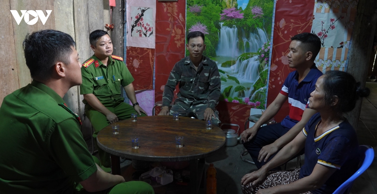 3.-can-bo-cong-an-xa-thach-an-thuong-xuyen-den-tham-hoi-huong-dan-anh-hung-trong-va-cham-soc-cay-giong-.jpg