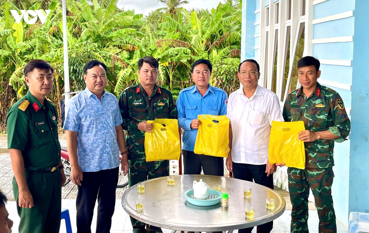 4-dai-dien-cap-uy-chinh-quyen-dia-phuong-den-tham-hoi-dong-vien-luc-luong-lam-nhiem-vu.jpg