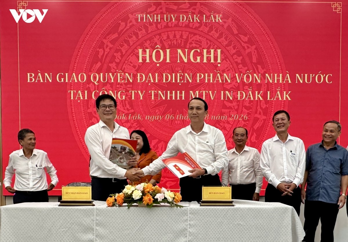 Ký kết bàn giao quyền đại diện chủ sở hữu phần vốn nhà nước tại Công ty TNHH MTV In Đắk Lắk từ Văn phòng Tỉnh ủy sang tại Công ty TNHH MTV Xuất nhập khẩu 2-9 Đắk Lắk (Simexco Daklak).