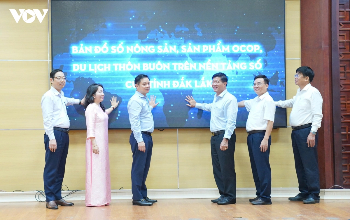 Đại diện Bộ Nông nghiệp và Môi trường cùng Lãnh đạo tỉnh Đắk Lắk nhấn nút chính thức ra mắt Bản đồ số nông sản, sản phẩm OCOP và du lịch thôn buôn trên nền tảng số.