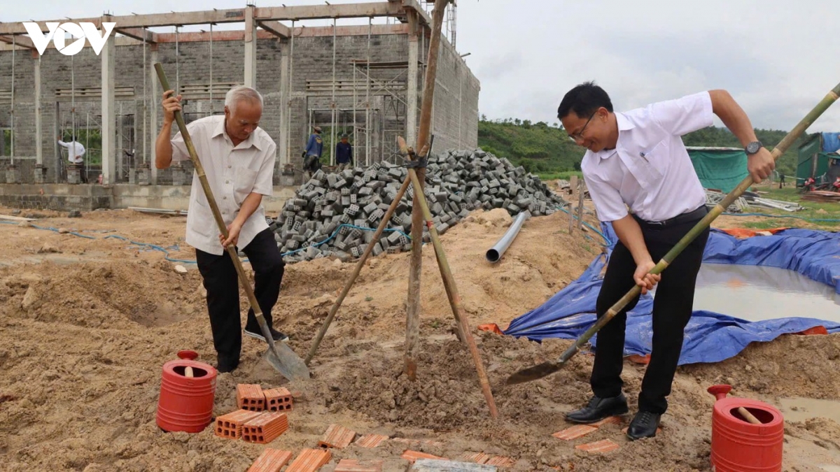 _ong-pham-van-phuong-bi-thu-dang-uy-xa-ia-hiao-ben-phai-trong-cay-tai-khu-tai-dinh-cu.jpg