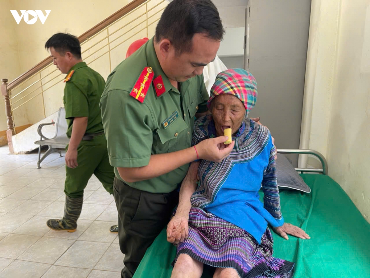 anh-3_-can-bo-chien-sy-cong-an-xa-pha-long-cham-soc-ba-ly-sau-khi-bi-nan.jpg