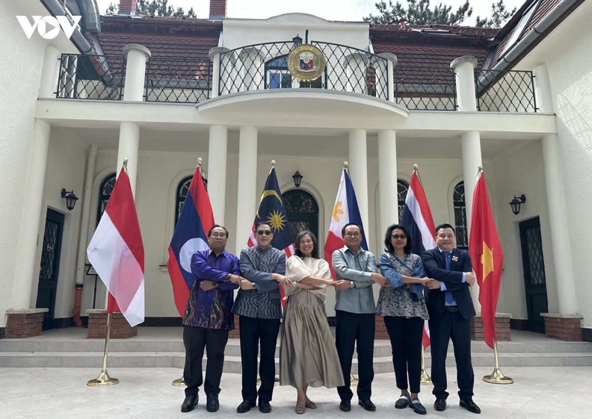 Đại diện các Đại sứ quán ASEAN tại Hungary. Ảnh: Hải Đăng