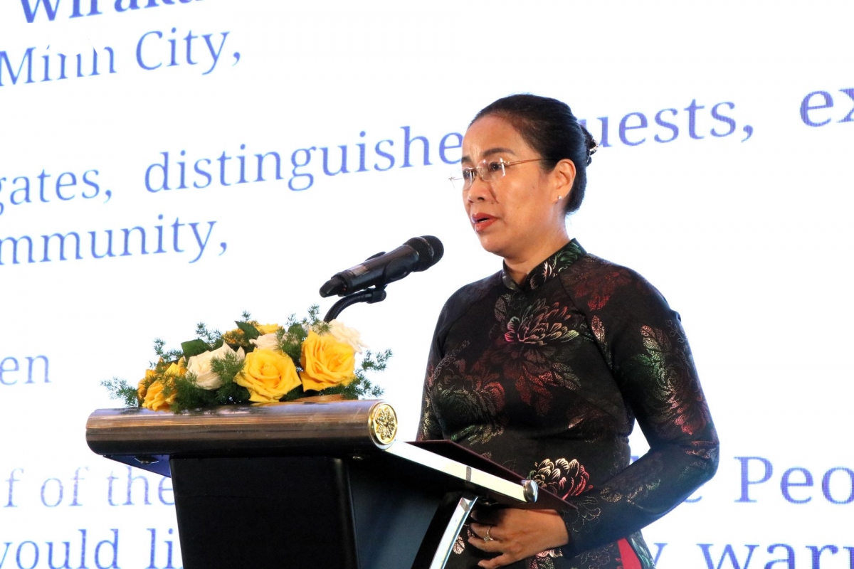 ba-nguyen-thi-anh-thi-thanh-uy-vien-pho-chu-tich-uy-ban-nhan-dan-thanh-pho-da-nang-phat-bieu-tai-hoi-thao.jpg