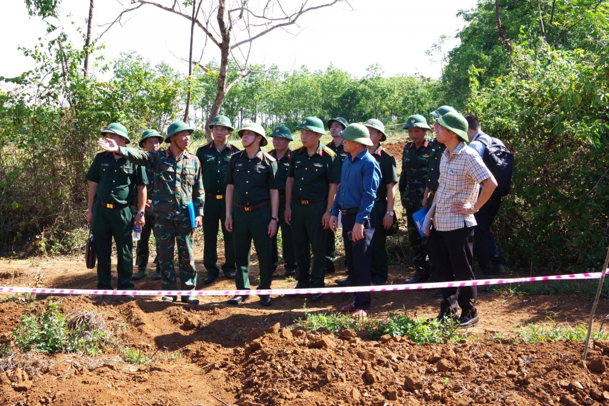 ban-chi-dao-515-quan-khu-4-va-tinh-quang-tri-khao-sat-thuc-dia-hien-truong-tim-kiem-mo-liet-si-tai-khu-vuc-con-tien.jpg