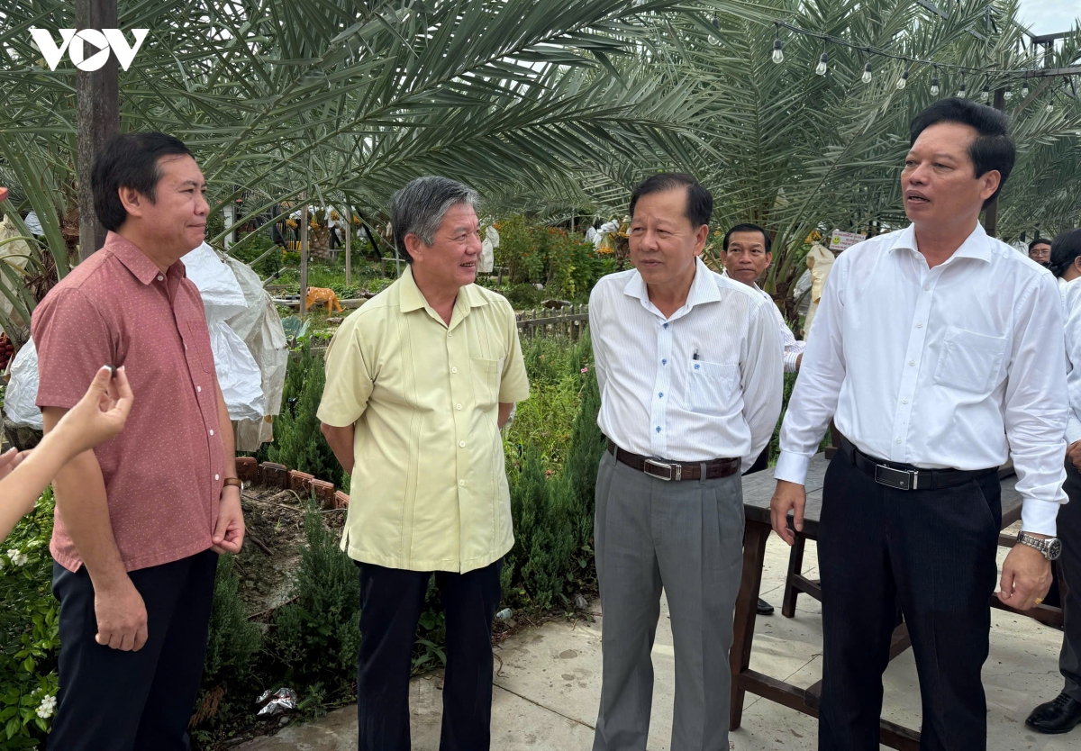 bi-thu-tinh-uy-dong-thap-khao-sat-dia-ban-vung-bien-gioi.jpg