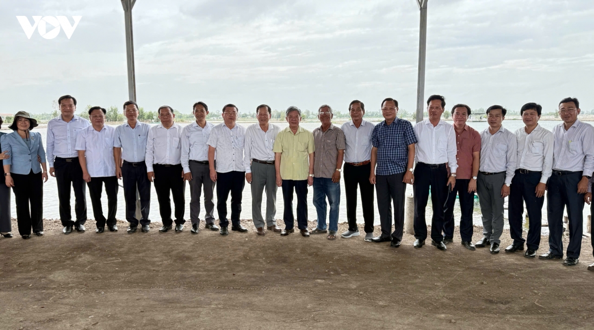 cac-dai-bieu-chup-anh-luu-niem-trong-chuyen-tham-lam-viec-tai-khu-vuc-bien-gioi.jpg