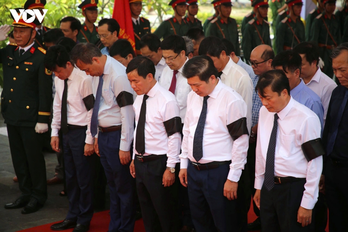 cac-dai-bieu-danh-phut-mac-niem-tri-an-tuong-nho-cac-anh-hung-liet-si.jpg