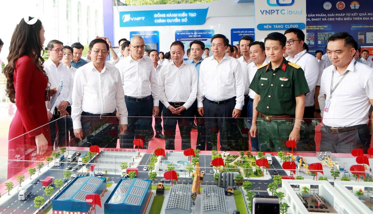 cac-dai-bieu-tham-quan-mo-hinh_1.jpg
