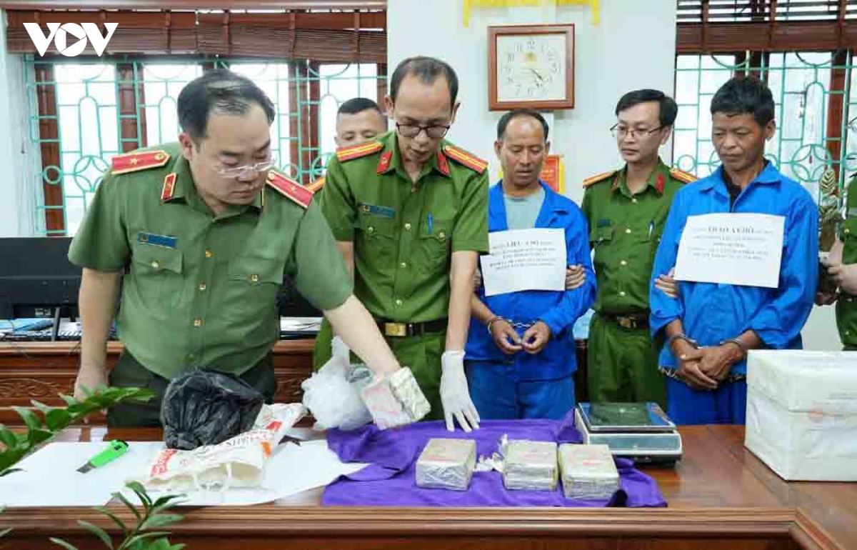 cac-doi-tuong-cung-tang-vat-pham-toi-tai-co-quan-cong-an.jpg
