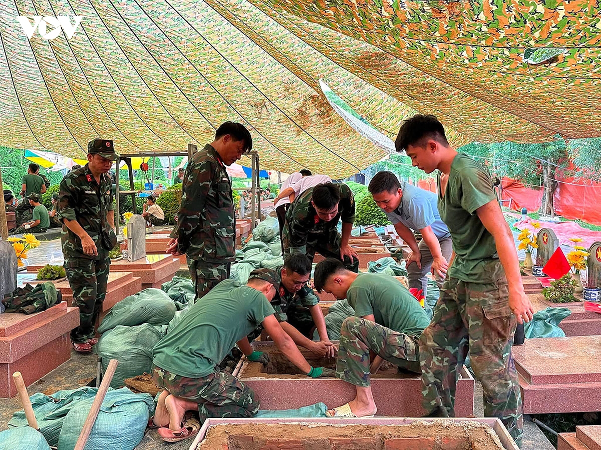 cac-luc-luong-thuc-hien-cat-boc-hai-cot-liet-si-lam-cac-thu-tuc-nham-xac-dinh-danh-tinh.jpg