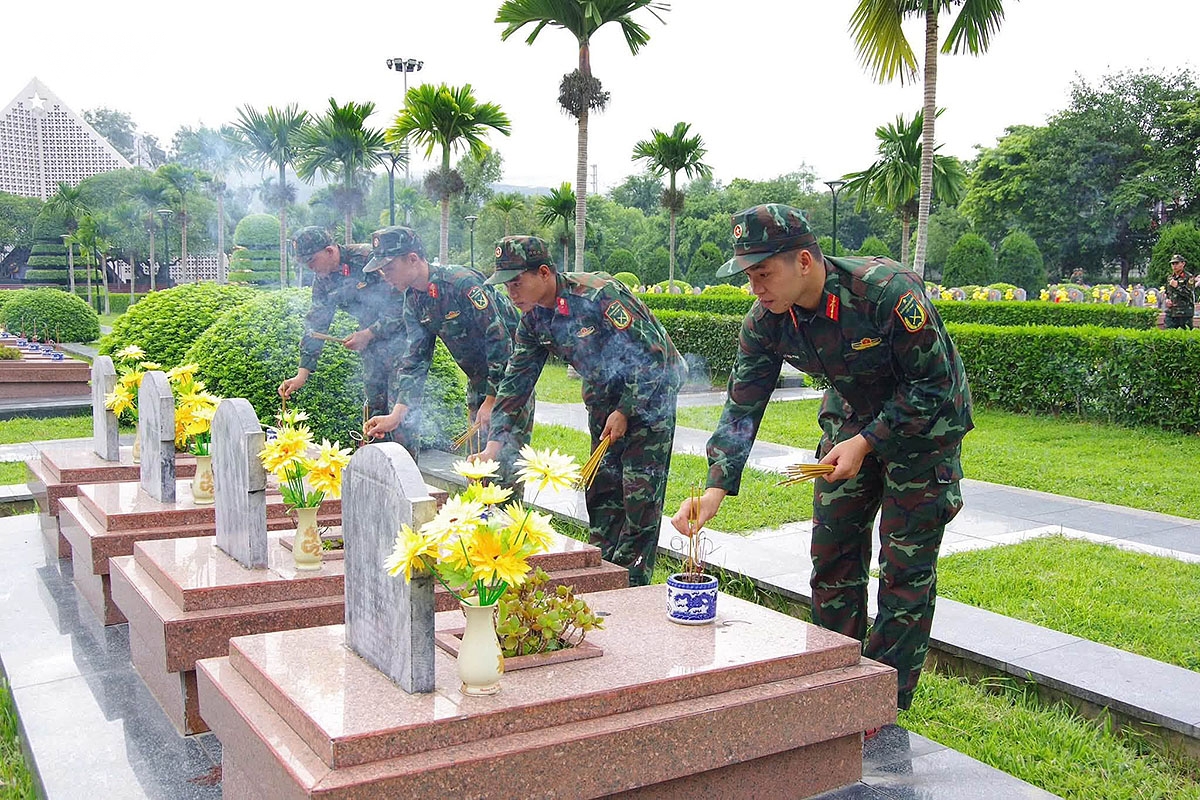 cac-mo-liet-si-o-nghia-trang-a1-da-duoc-op-da-hoan-thien-rieng-phan-nap-mo-nang-6-7-ta.jpg