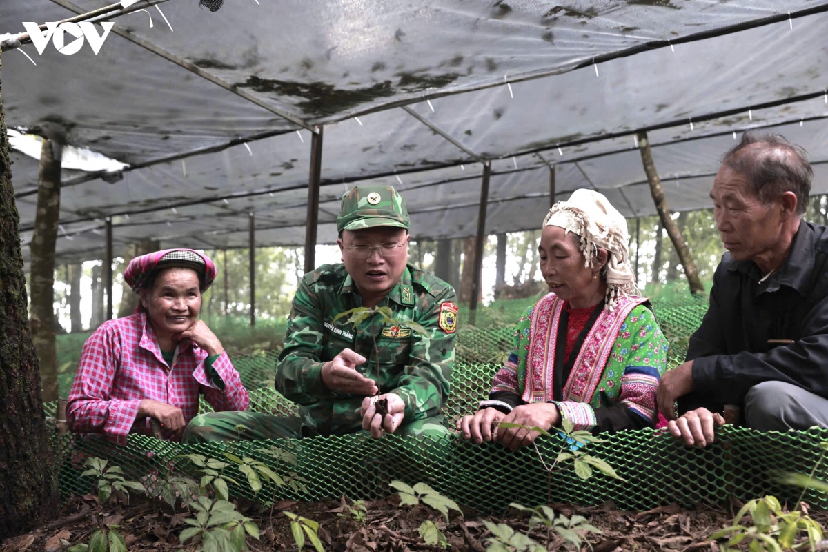 can-bo-bien-phong-cam-tay-chi-viec-huong-dan-khoa-hoc-ky-thuat-cho-nguoi-dan.jpg