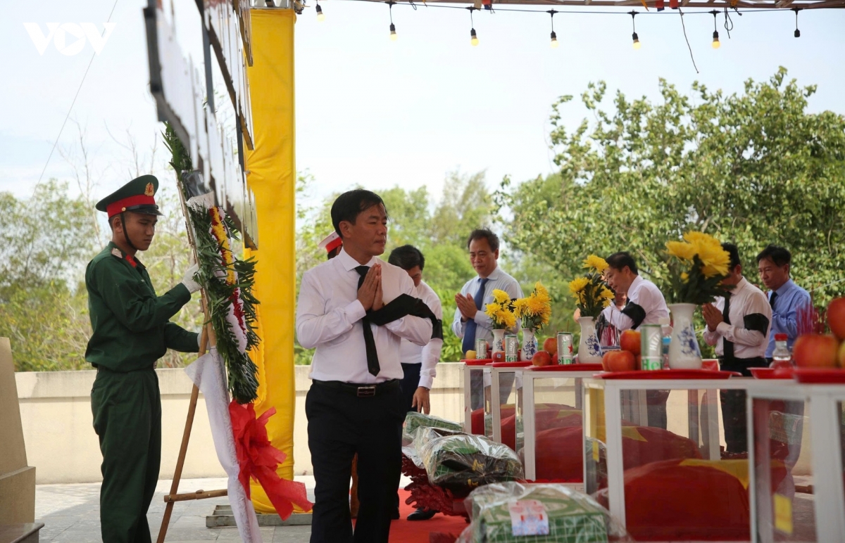can-bo-luc-luong-vu-trang-va-nhan-dan-quang-tri-tien-biet-cac-anh-hung-liet-si.jpg