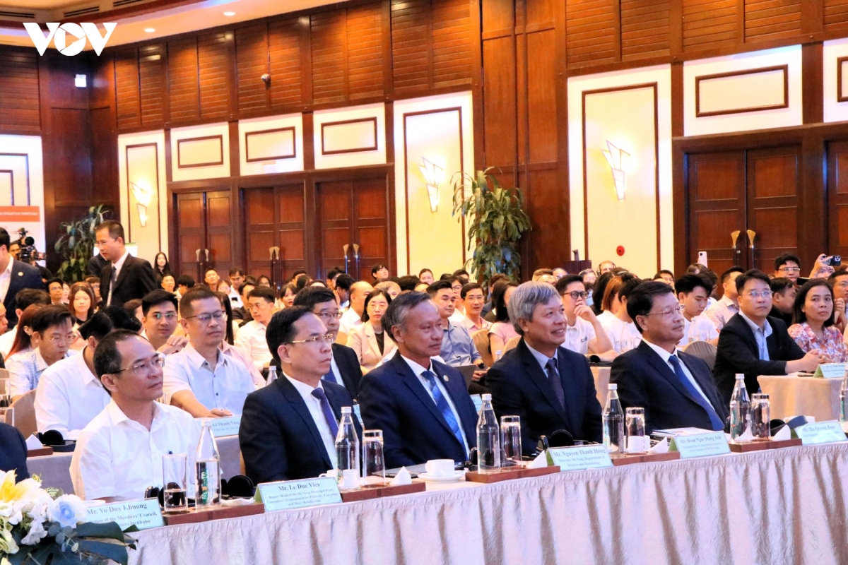 dai-bieu-tham-du-phien-khai-mac.jpg