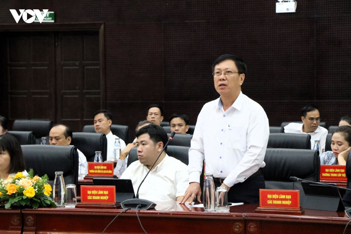 dai-dien-doanh-nghiep-neu-kien-nghi.jpg