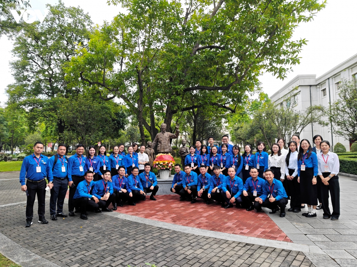 dai-dien-thanh-nien-viet-trung-chup-anh-truoc-tuong-bac-ho-trong-khuon-vien-dai-hoc-quang-tay.jpg