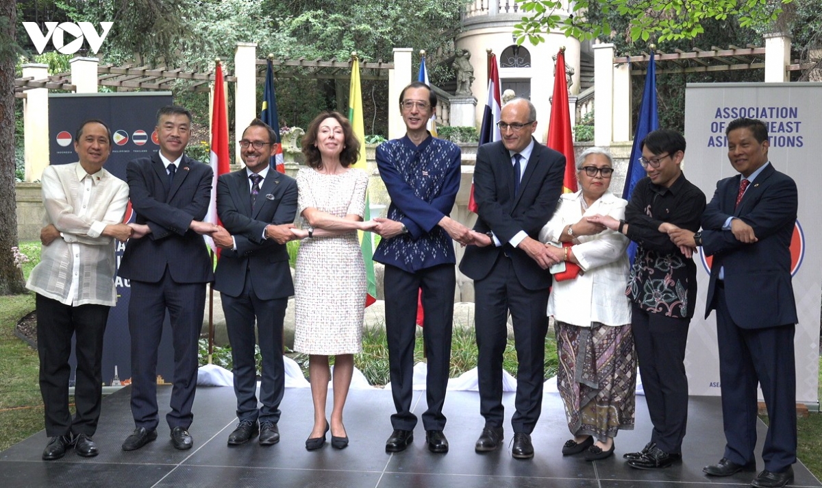 dai-su-cac-nuoc-asean-tai-sec-va-dai-dien-cua-phia-sec-tham-du-su-kien.jpg