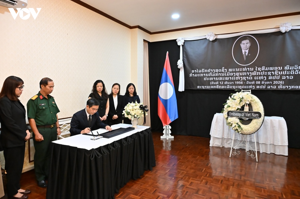 Đại sứ Phạm Việt Hùng ghi sổ tang
