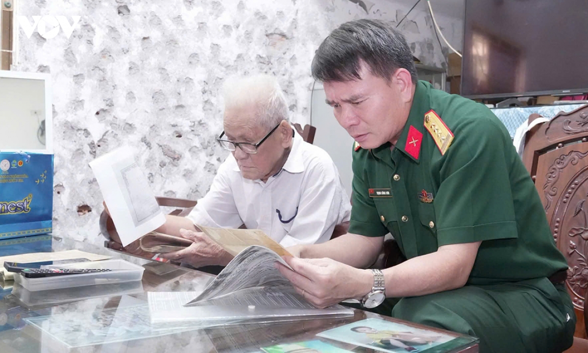 dai-ta-trinh-cong-son-pho-chinh-uy-bo-chi-huy-quan-su-tinh-quang-ngai-den-tham-va-tiep-can-thong-tin-tren-cuon-so.jpg
