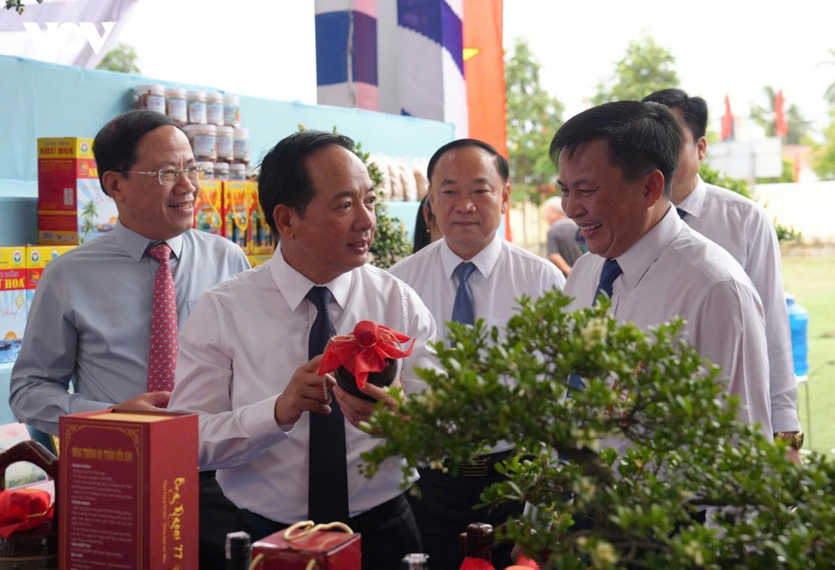 dai-tuong-trinh-van-quyet-cung-lanh-dao-tinh-gia-lai-tham-gian-hang-dac-san-cua-phuong-hoai-nhon-bac.jpg