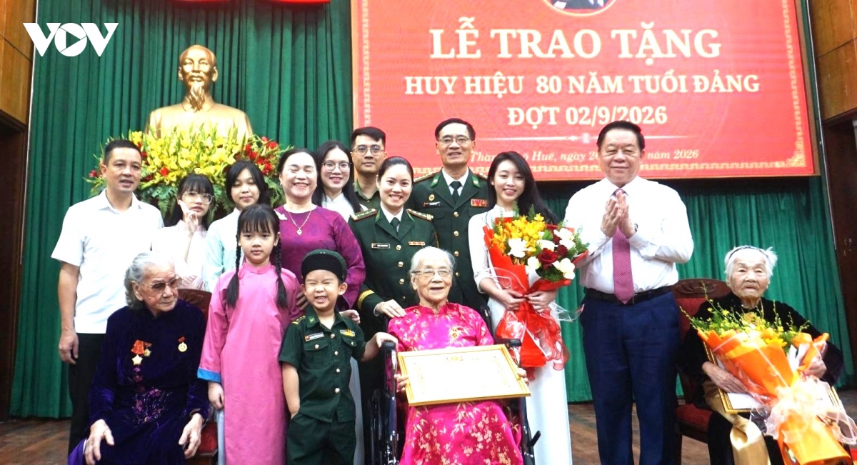 dai_tuong_nguyen_trong_nghia_trao_quyet_dinh_tang_huy_hieu_80_nam_tuoi_dang_cho_cac_dang_vien_20260826112521.jpg