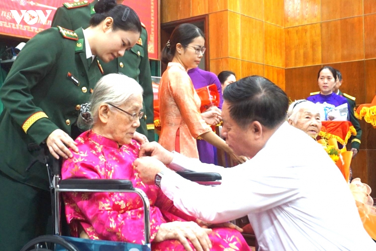 dai_tuong_nguyen_trong_nghia_trao_quyet_dinh_tang_huy_hieu_80_nam_tuoi_dang_cho_dang_vien_20260826112502.jpg