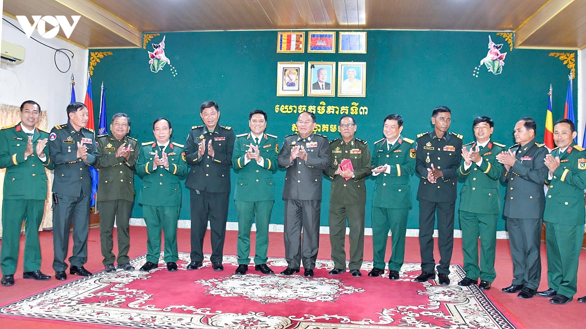 doan-cong-tac-quan-khu-9-ky-ket-voi-bo-tu-lenh-quan-khu-3-vuong-quoc-campuchia.jpg