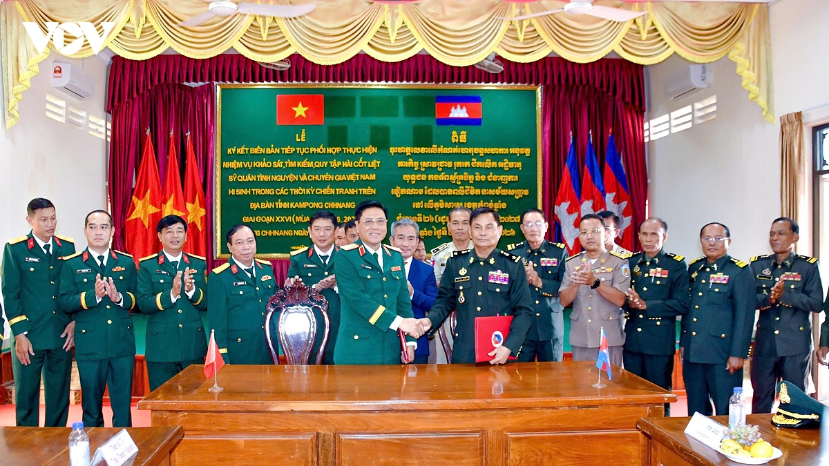 doan-cong-tac-quan-khu-9-ky-ket-voi-tinh-voi-kampong-chhnang-campuchia.jpg