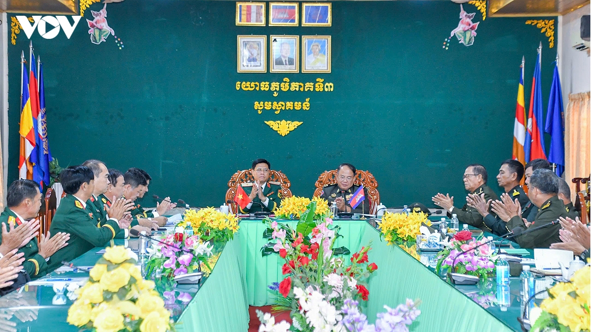 doan-cong-tac-quan-khu-9-lam-viec-bo-tu-lenh-quan-khu-3-vuong-quoc-campuchia.jpg