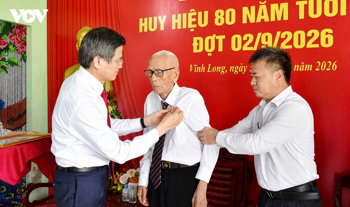 doan-cong-tac-trao-huy-hieu-80-nam-tuoi-dang-cho-ong-huynh-long-toa-xa-cau-ngang-vinh-long.jpg