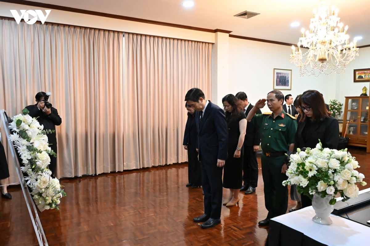 Đoàn đại biểu Đại sứ quán Việt Nam tại Thái Lan do Đại sứ Phạm Việt Hùng dẫn đầu đến viếng, ghi sổ tang tưởng niệm Chủ tịch Quốc hội Lào Xaysomphone Phomvihane