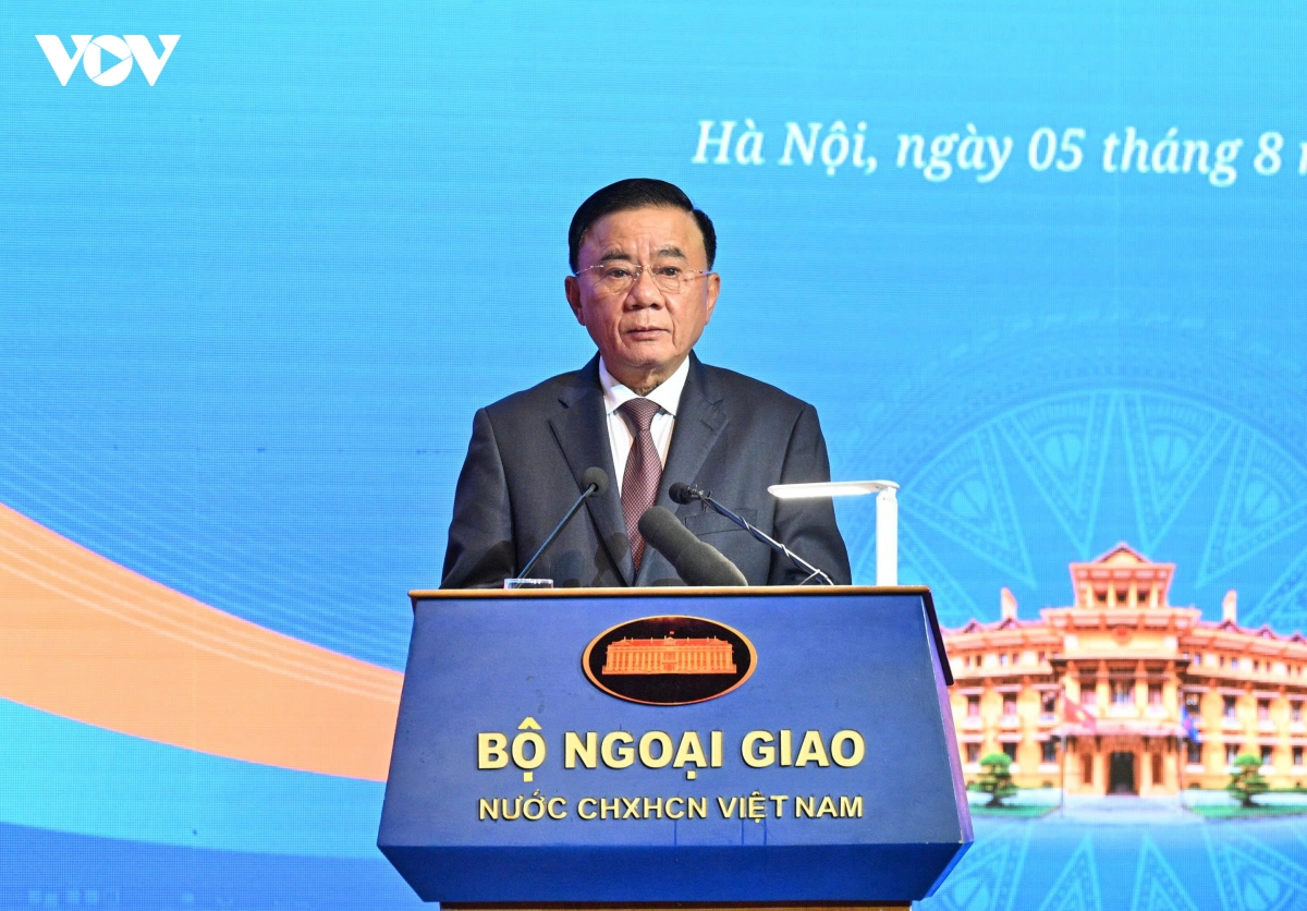 dong-chi-tran-cam-tu-phat-bieu-chi-dao-tai-phien-hop.jpg