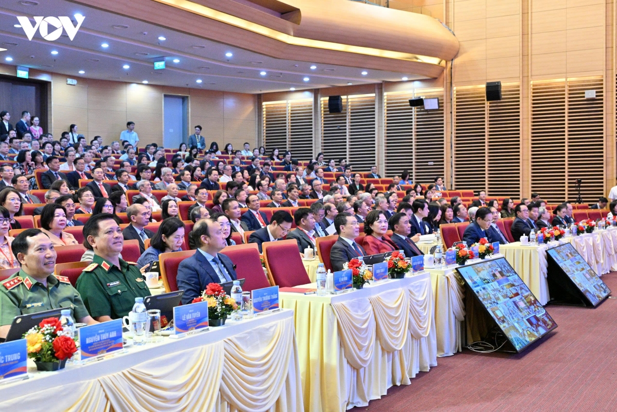 dong-chi-tran-cam-tu-va-pho-chu-tich-quoc-hoi-nguyen-thi-hong-cung-cac-dai-bieu-du-phien-hop.jpg