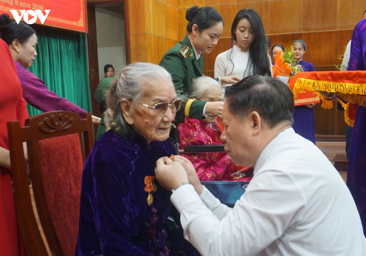 gan_huy_hieu_80_nam_tuoi_dang_cho_dang_vien_20260826115159.jpg