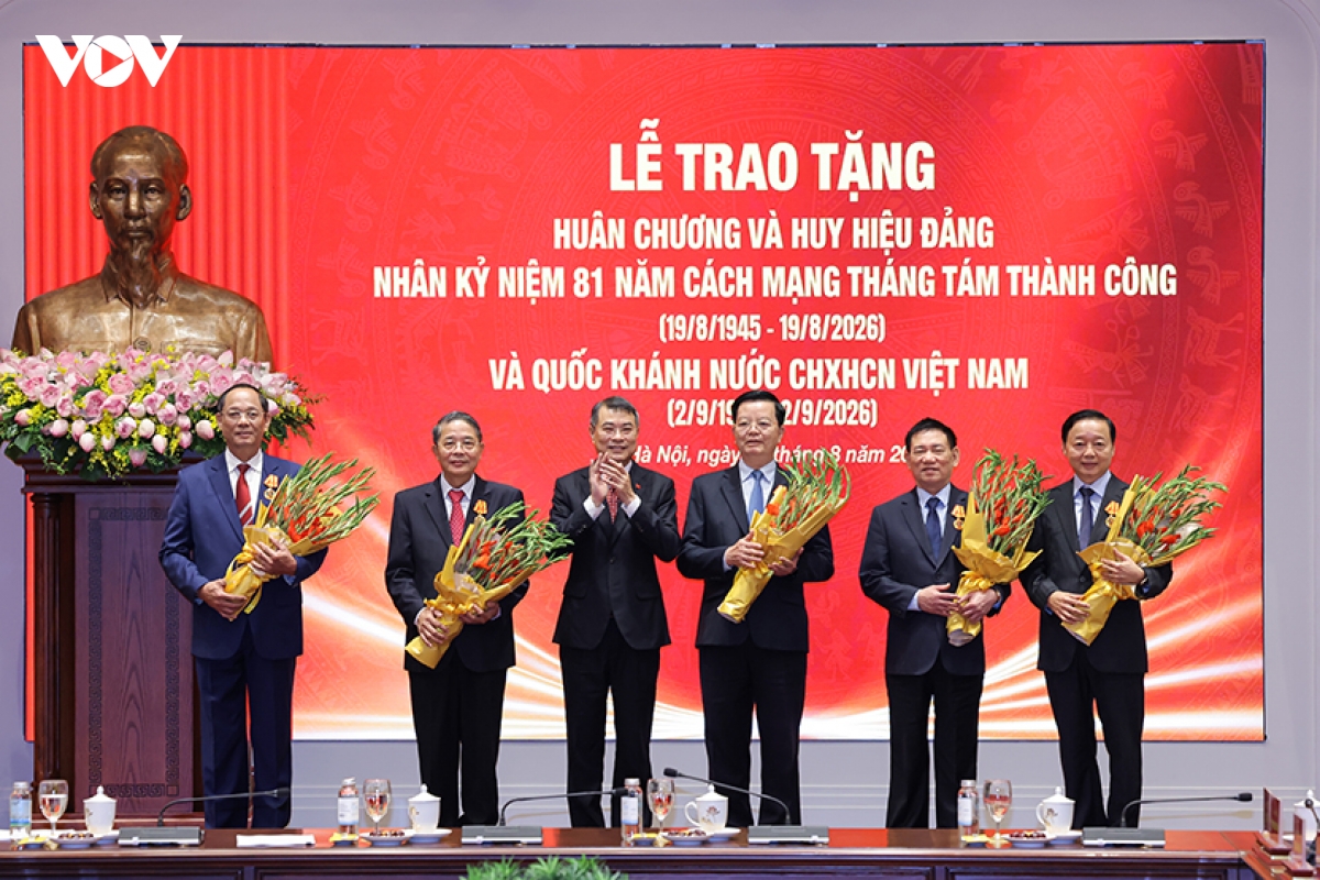 Thủ tướng Lê Minh Hưng trạo tặng Huân chương Độc lập hạng Nhất