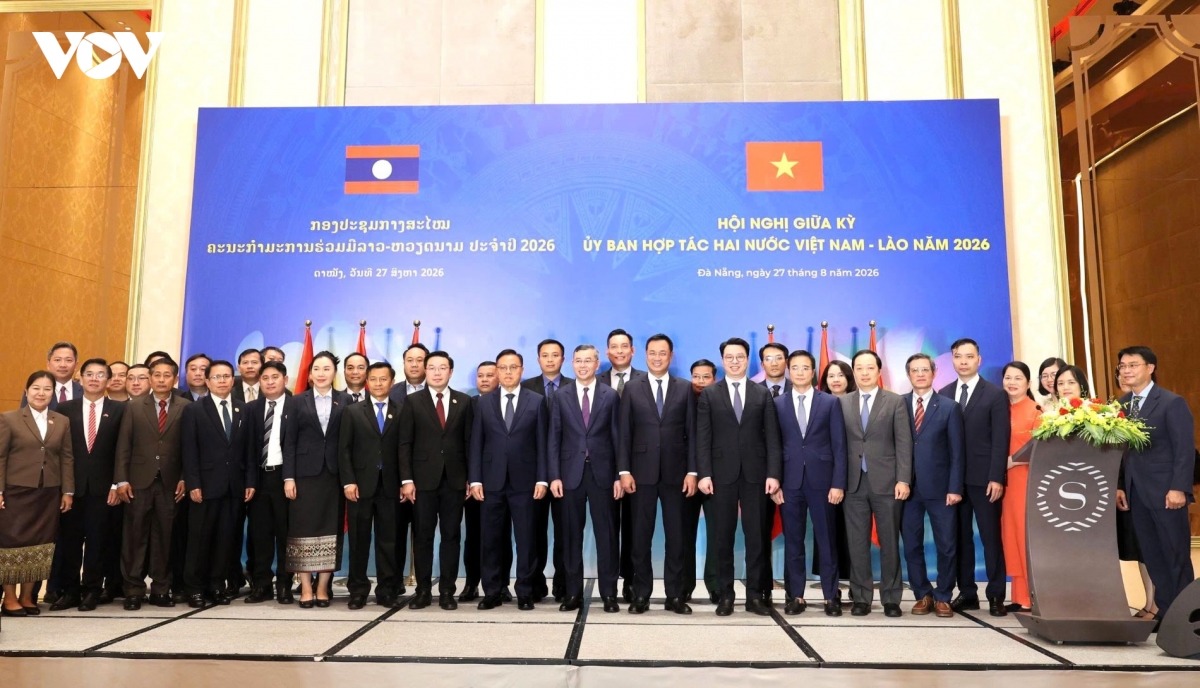 hai-ben-chup-anh-luu-niem.jpg