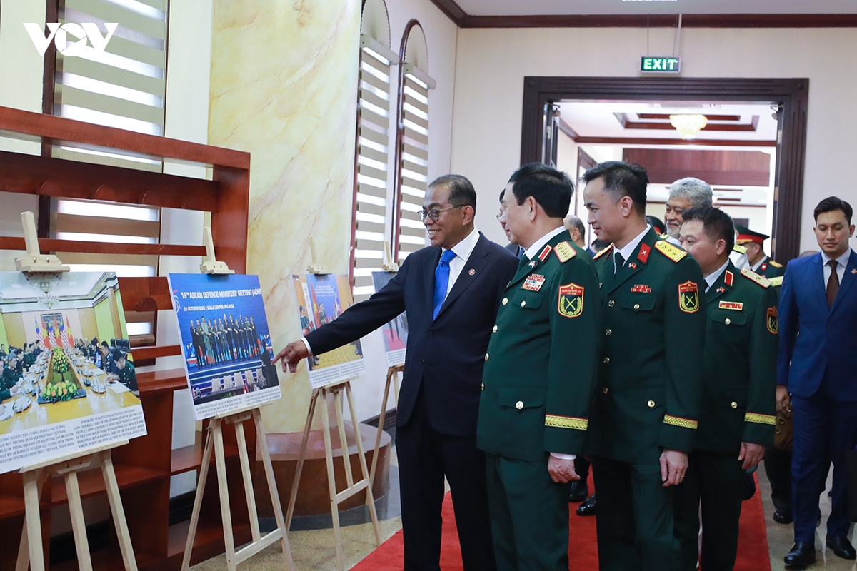 hai-bo-truong-tham-quan-mot-so-hinh-anh-ve-quan-he-quoc-phong-hai-nuoc.jpg