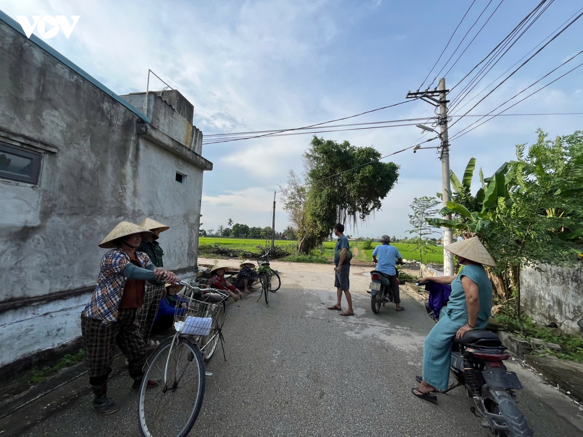 hang-tram-ho-dan-buc-xuc-vi-mui-hoi-tu-trai-lon-gan-khu-dan-cu-3.jpg