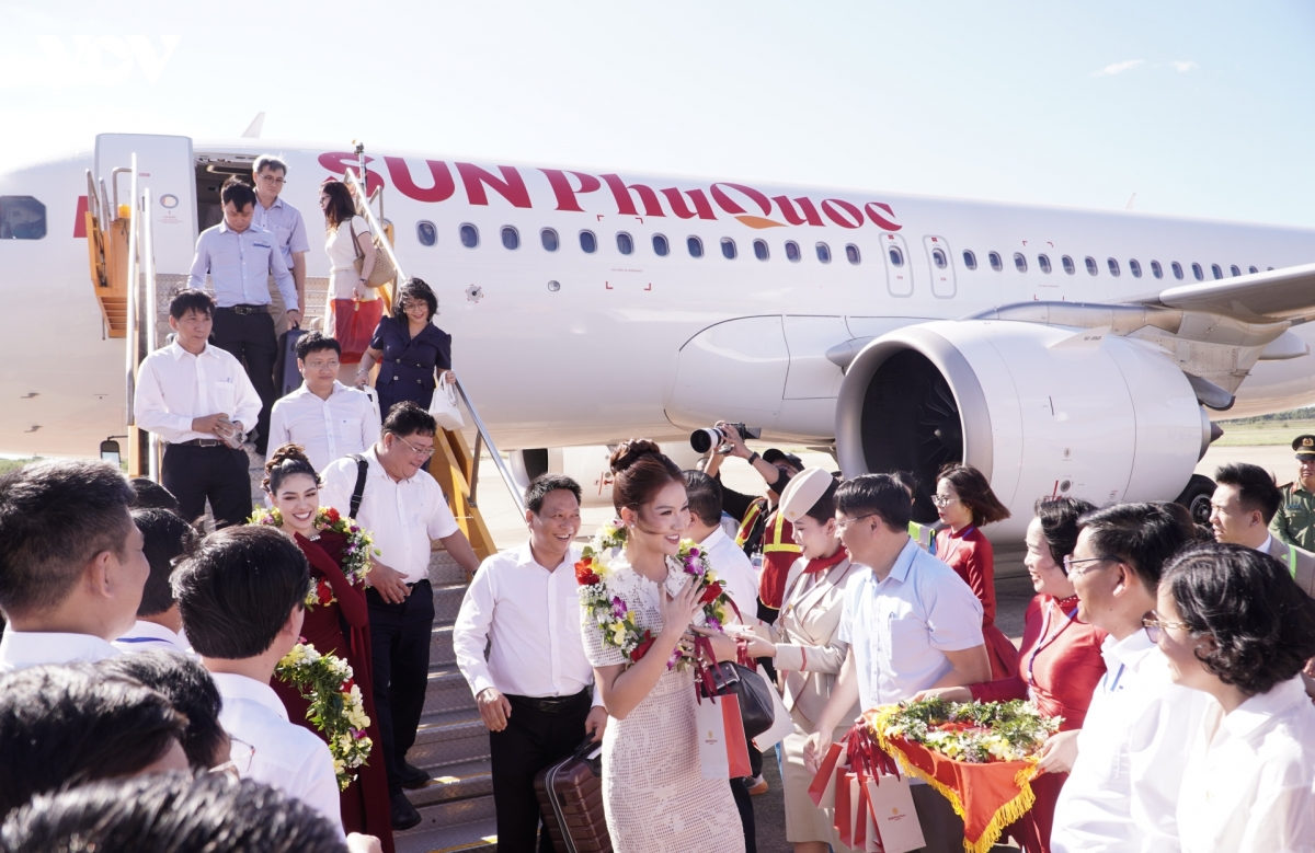 hoa-hau-hoan-vu-viet-nam-2025-di-tren-chuyen-bay-dau-tien-cam-ranh-dong-hoi.jpg