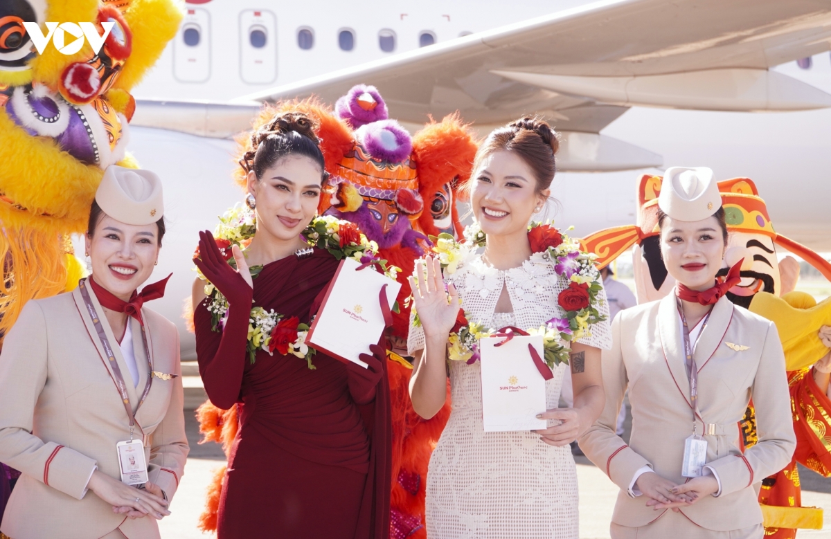 hoa-hau-hoan-vu-viet-nam-2025-nguyen-hoang-phuong-linh-hao-hung-chup-hinh-tai-cang-hang-khong-dong-hoi.jpg