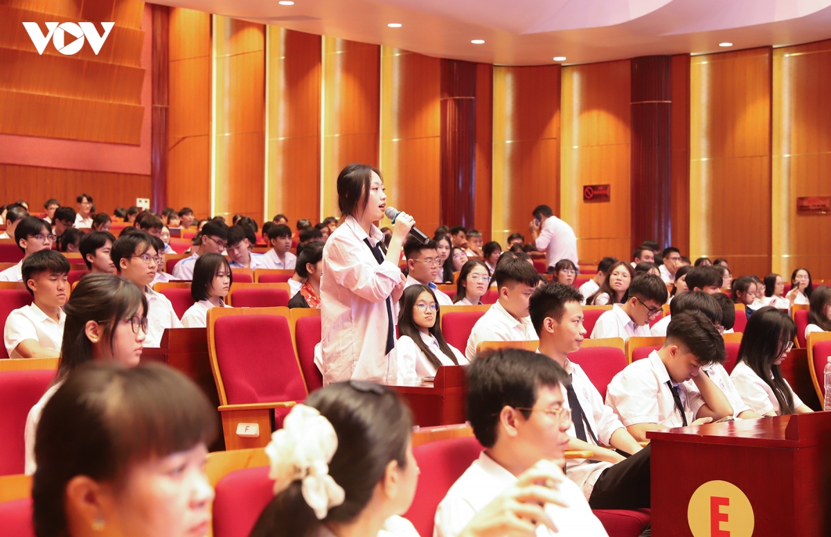 hoc-sinh-sinh-vien-quang-ninh-doi-thoai_2.jpg