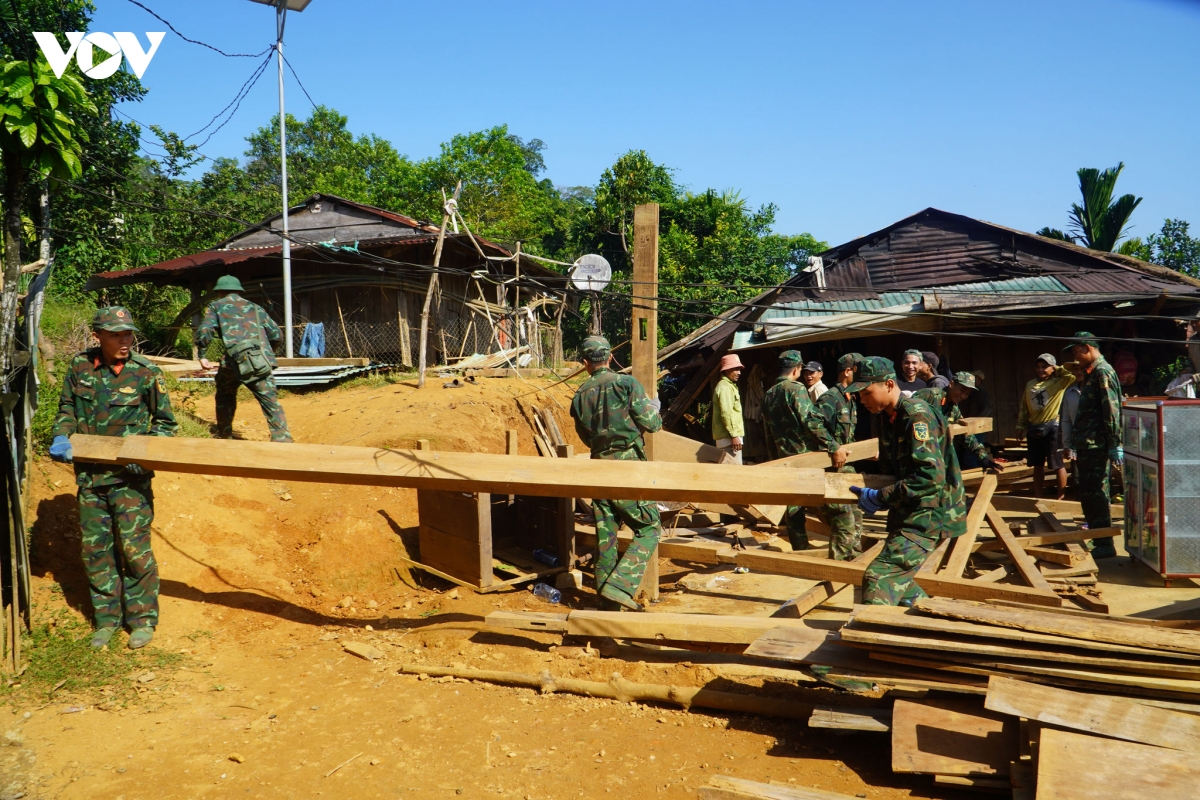 hon-200-can-bo-chien-si-su-doan-315-giup-nguoi-dan-thao-do-van-chuyen-nha-den-noi-o-moi.jpg
