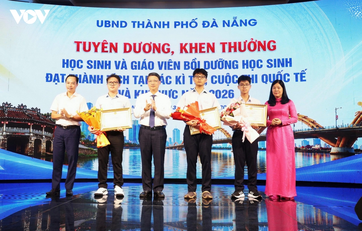 khen-thuong-hoc-sinh-doat-giai-tai-cac-cac-cuoc-thi-ky-thi-khu-vuc-va-quoc-te-nam-2026.jpg