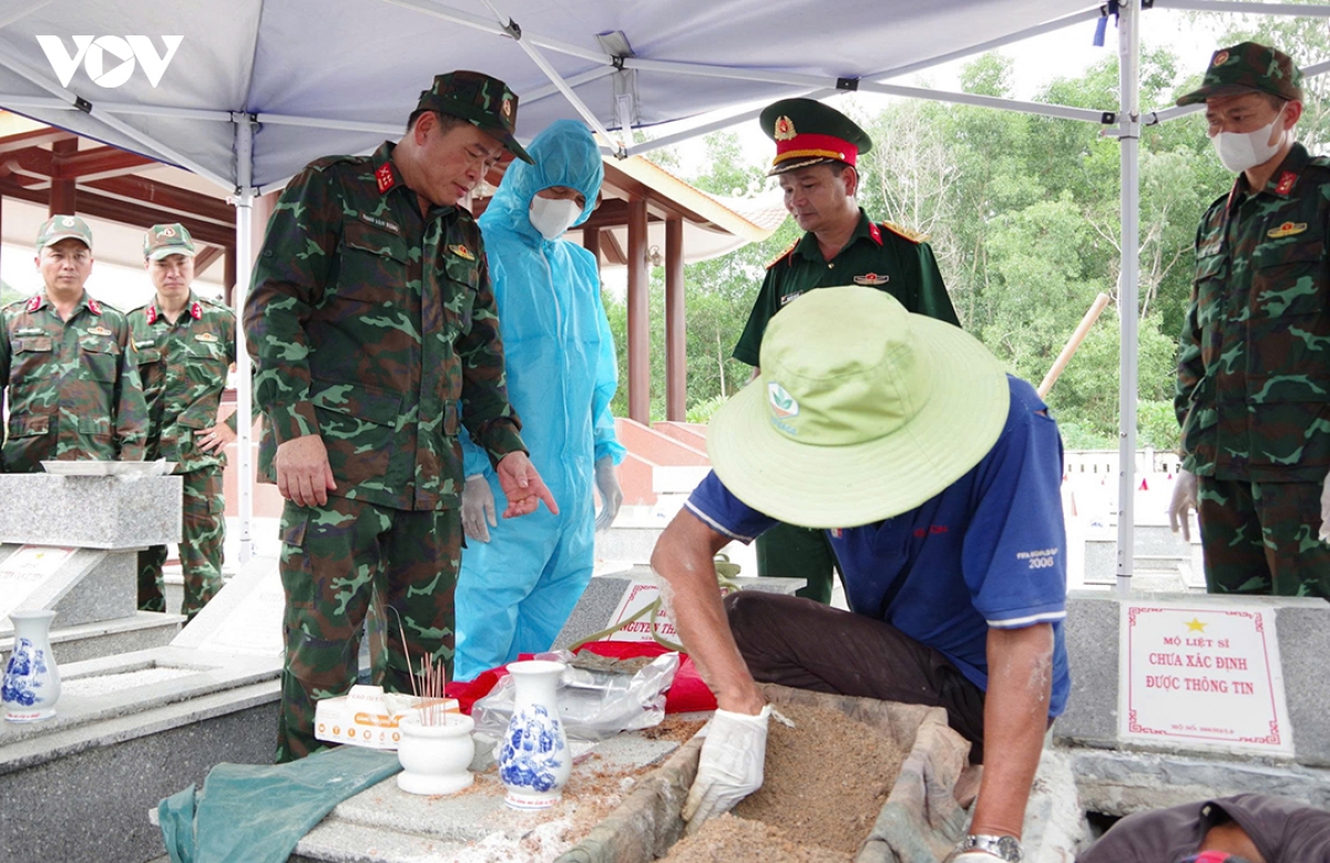 kiem-tra-cong-tac-thu-thap-mau-tai-nghia-trang.jpg