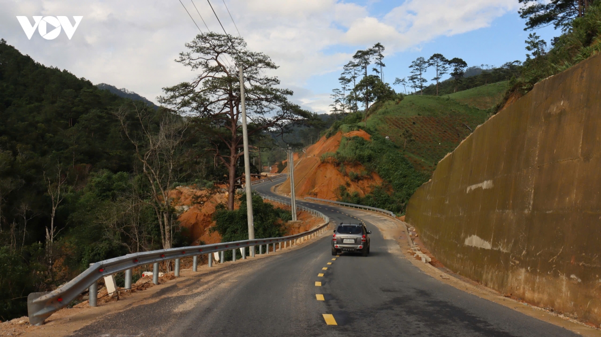 lam-dong-dt722-xuyen-nui-noi-lo-sat-lo-mua-mua-2.jpg