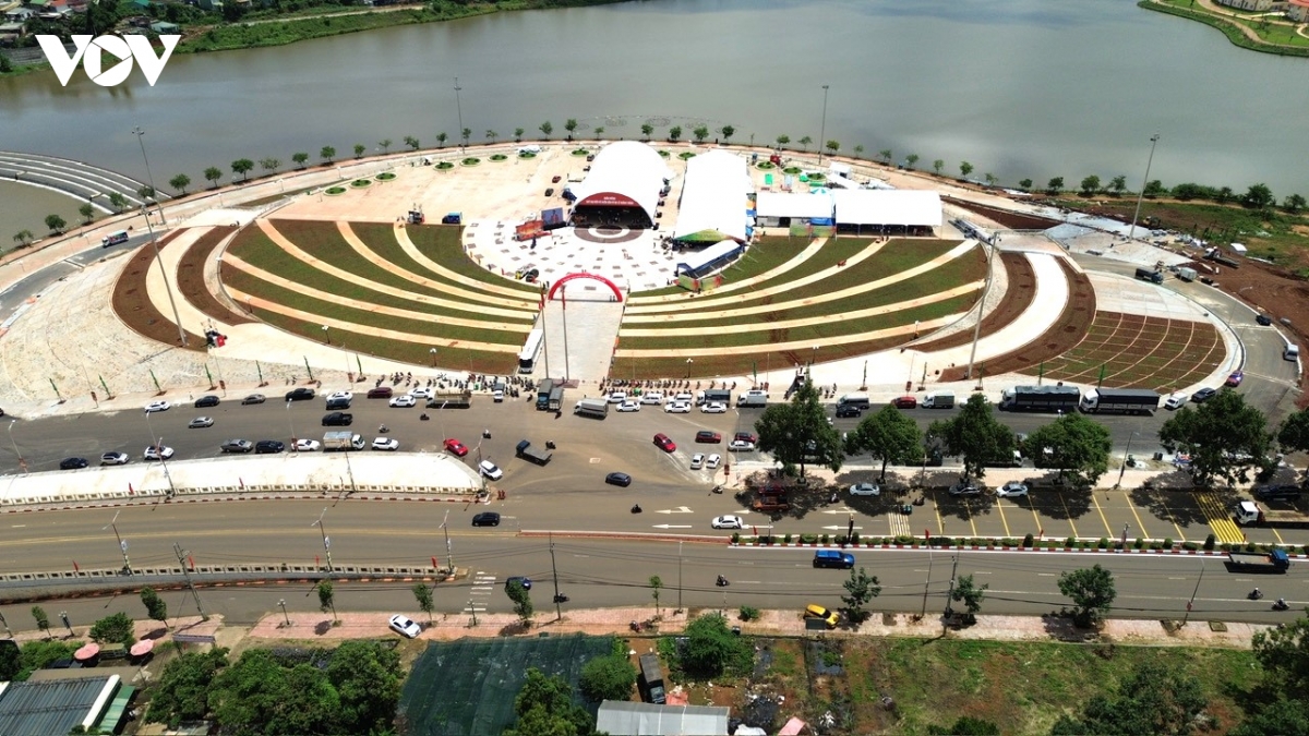 lam-dong-quang-truong-gia-nghia-lun-20cm-chua-nghiem-thu-mat-san-2.jpg