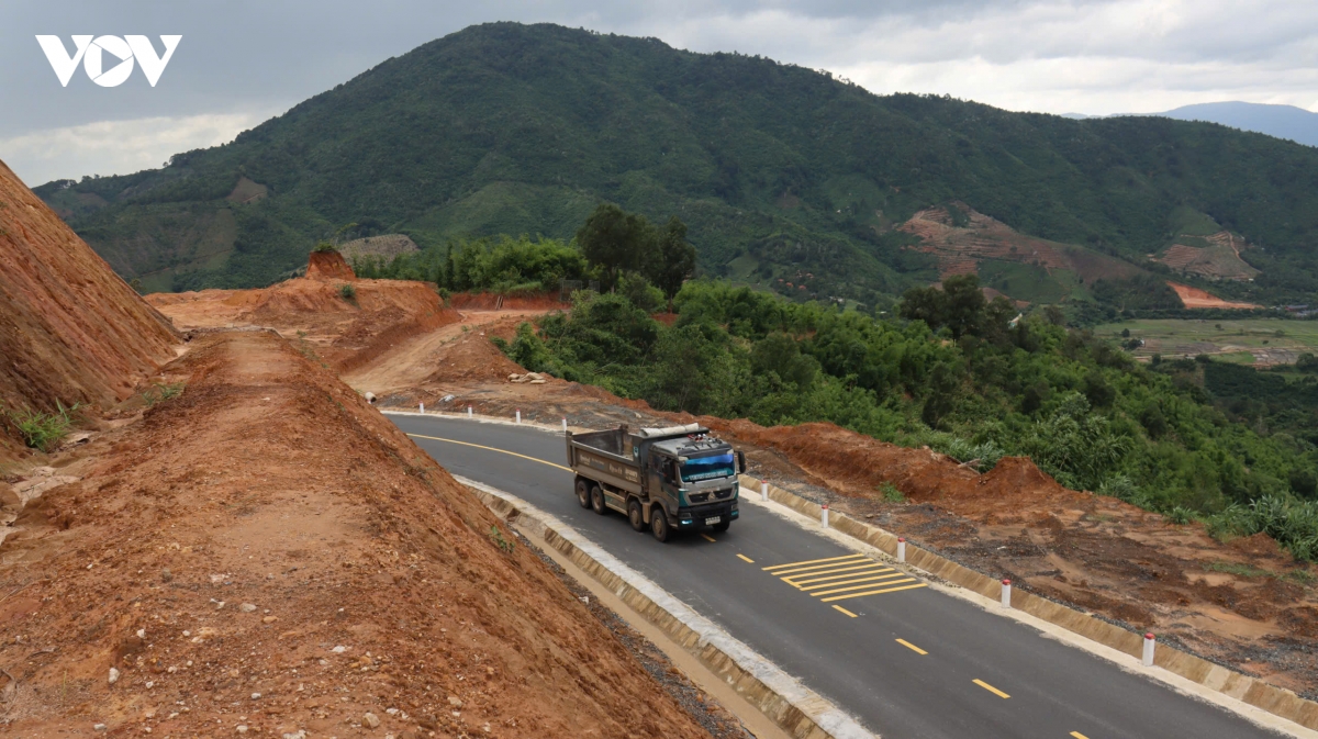 lam-dong-tinh-lo-722-moi-thong-xe-da-lo-sat-lo-1.jpg